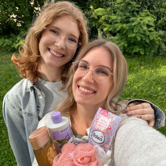 Angehende Drogistin mit Freundin und Geschenkset von Balea