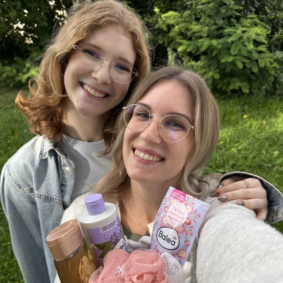 Angehende Drogistin mit Freundin und Geschenkset von Balea