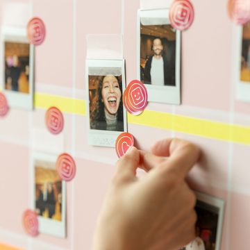 Ein Polaroid mit lachender Frau wird mit Herz beklebt