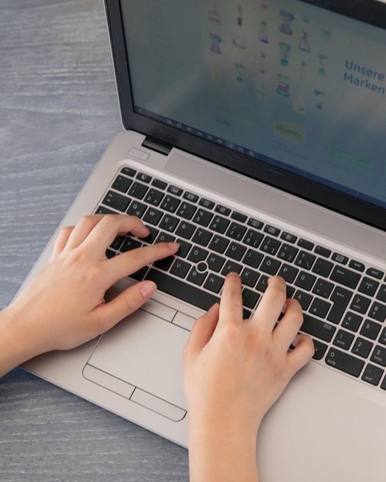 Frau tippt auf Laptop-Tastaur