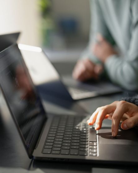 dmTECH-Mitarbeitende an laptops