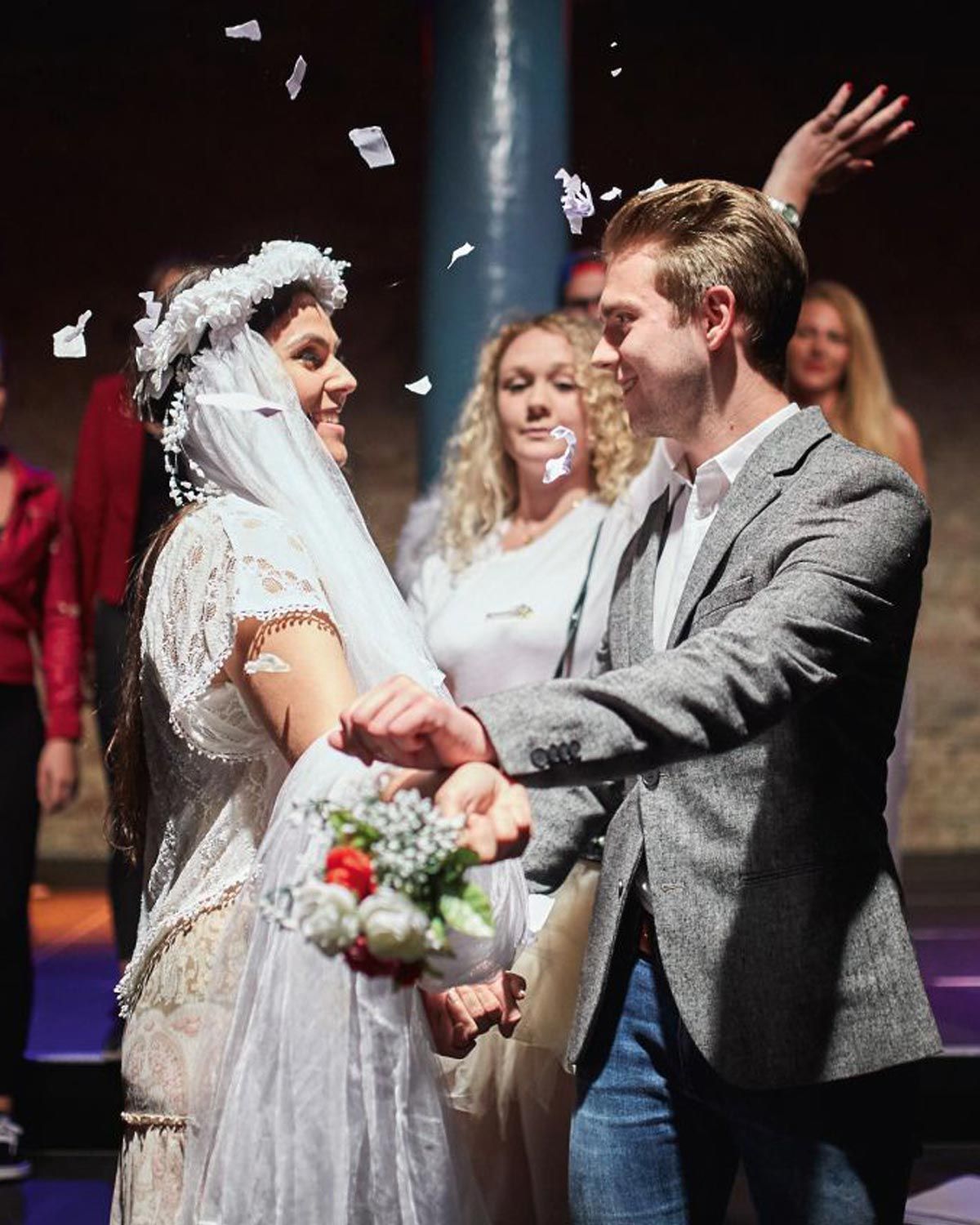Junge Menschen in Hochzeitskleidung spielen Theaterstück im Rahmen der Ausbildung bei dm