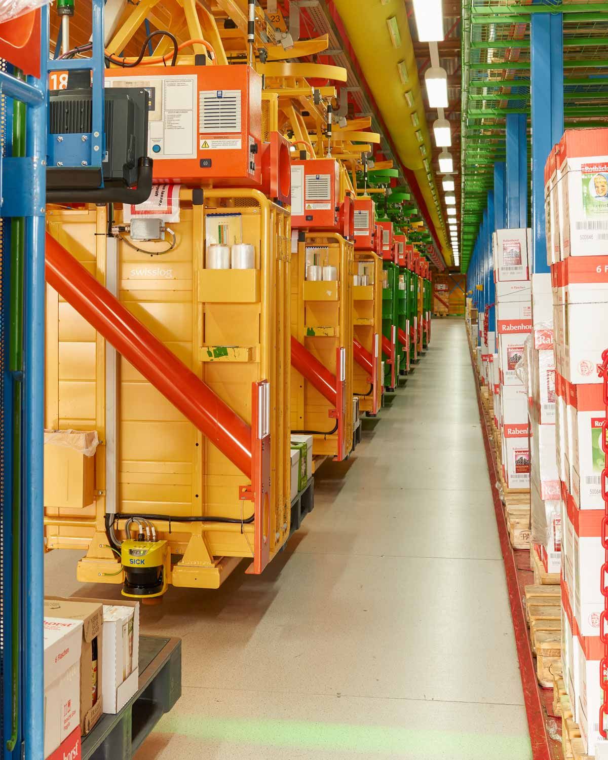 Elektrohängebahnen mit Ware im dm-Logistikzentrum