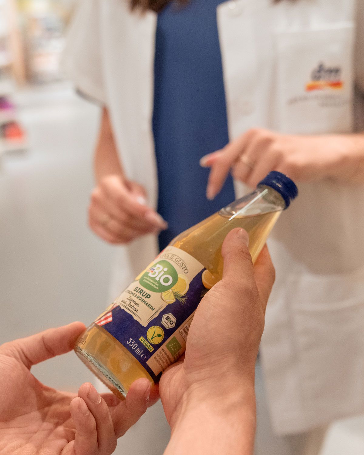 dm-Lernling erklärt Kunden Zusammensetzung des Produkts