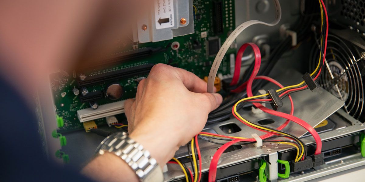 Fachinformatiker in Ausbildung repariert Rechner