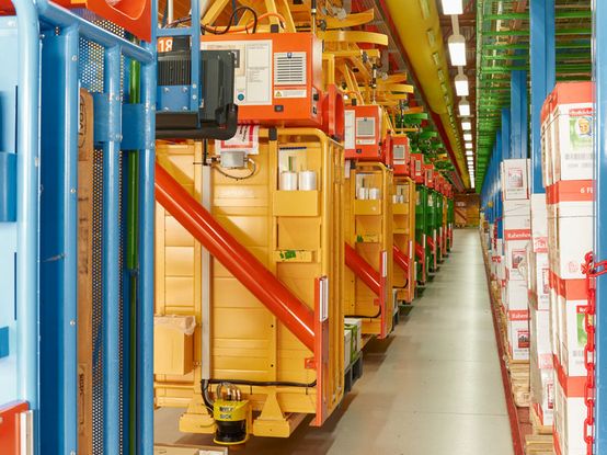 Elektrohängebahnen mit Ware im dm-Logistikzentrum