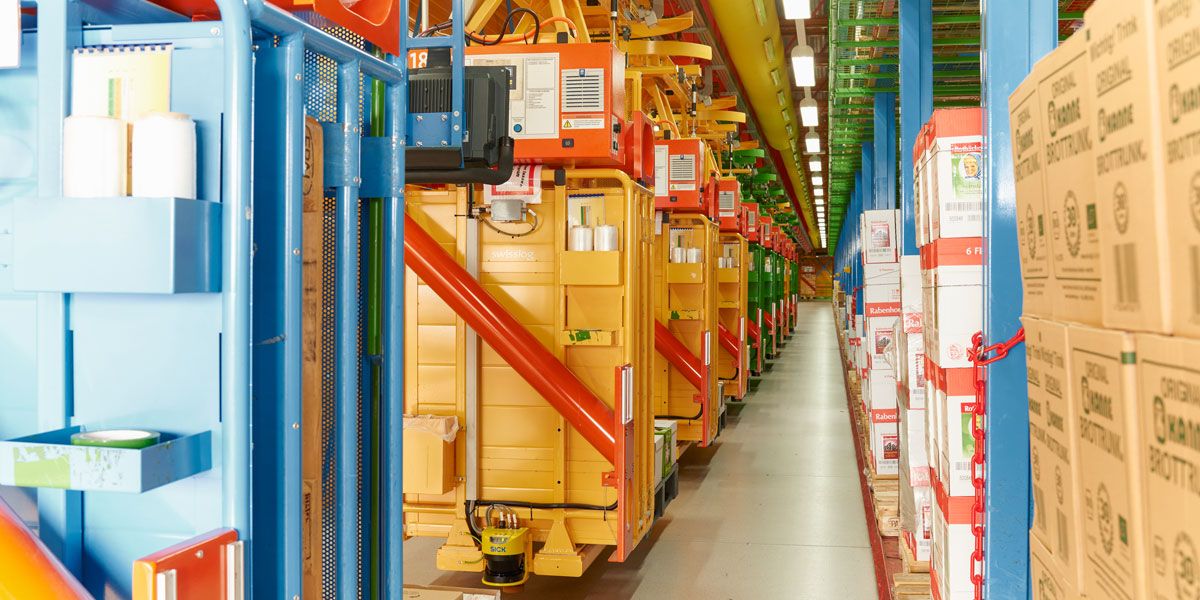 Elektrohängebahnen mit Ware im dm-Logistikzentrum