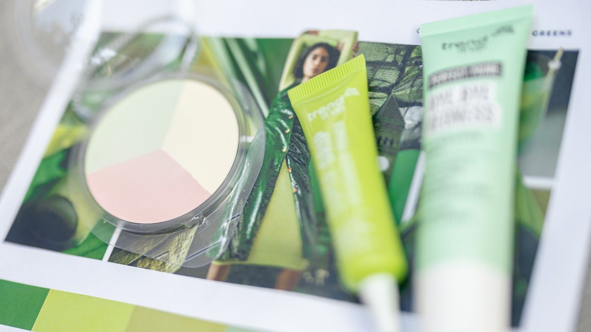 Drei Kosmetikprodukte auf grünem Flyer