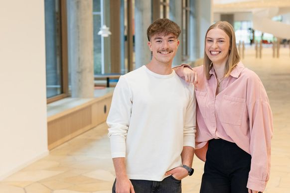 Zwei dual Studierende im dm-Unternehmenssitz