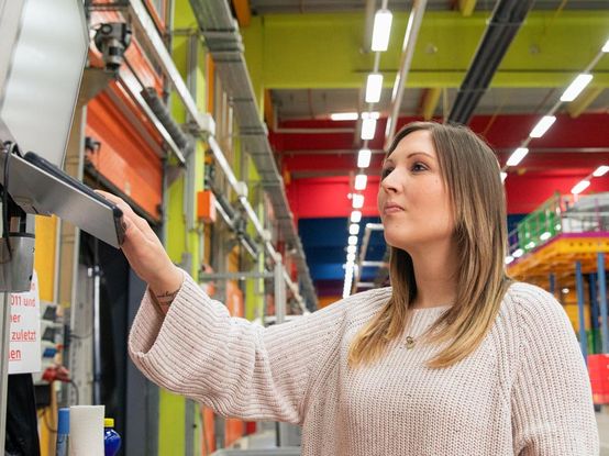 Fachkraft für Lagerlogistik am Bildschirm am dm-Logistikstandort