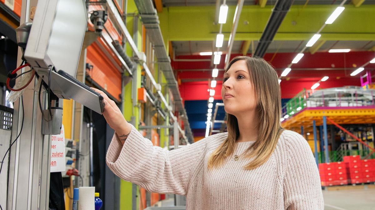 Fachkraft für Lagerlogistik am Bildschirm am dm-Logistikstandort