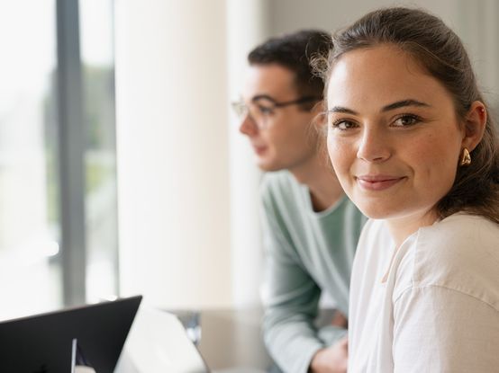 dmTECH-Kollegen im Gespräch am Stehtisch