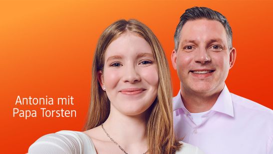 Ein Mädchen und ein Mann lächeln vor einem orangefarbenen Hintergrund. Der Text lautet „Antonia mit Papa Torsten“.