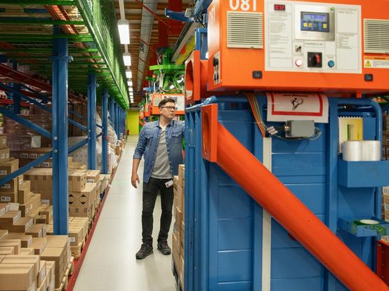 Angehender Fachlagerist kommissioniert Ware mithilfe von Elektrohängebahn im dm-Logistikzentrum