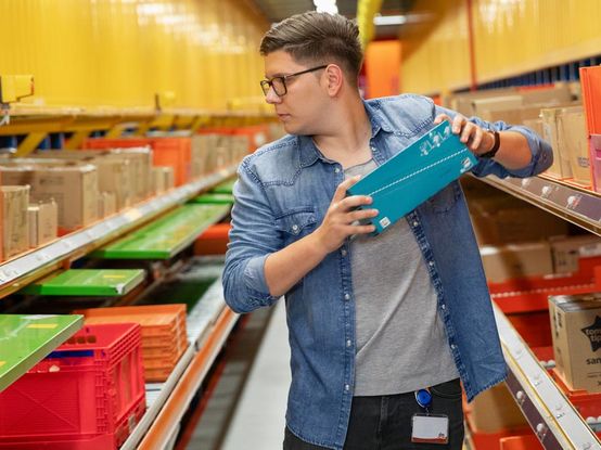 Fachlagerist in Ausbildung stellt Bestellung für dm-Markt zusammen