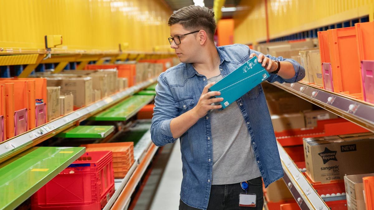 Fachlagerist in Ausbildung stellt Bestellung für dm-Markt zusammen