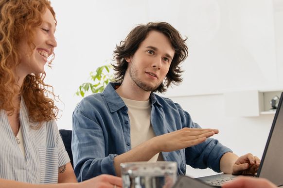 dm-Studierende am Laptop im Meeting mit Kollegen