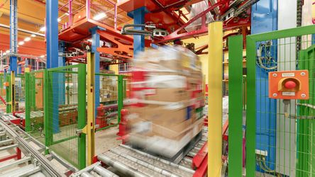 Palette mit Bestellung unterwegs zum Warenausgang im dm-Logistikzentrum
