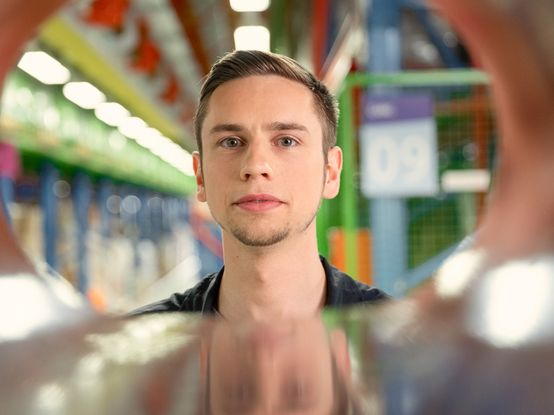 Angehender Elektroniker im dm-Logistikzentrum