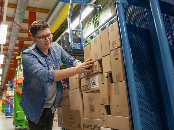 Angehender Fachlagerist stellt Lieferung für dm-Markt zusammen