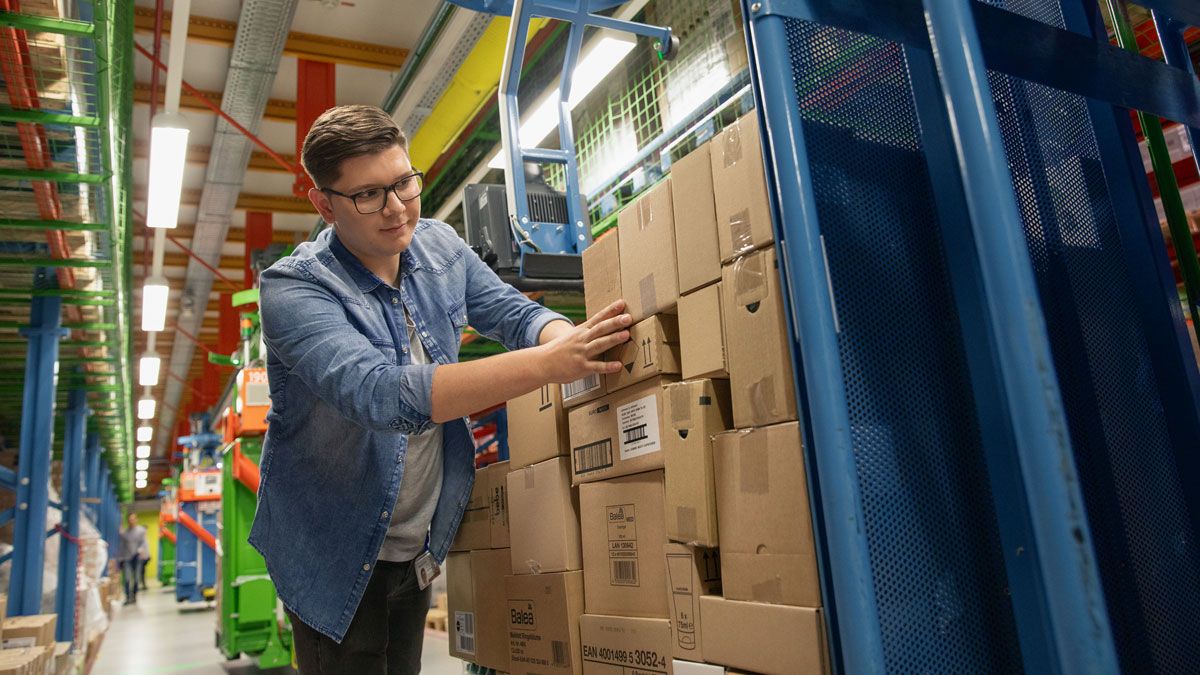 Angehender Fachlagerist stellt Lieferung für dm-Markt zusammen
