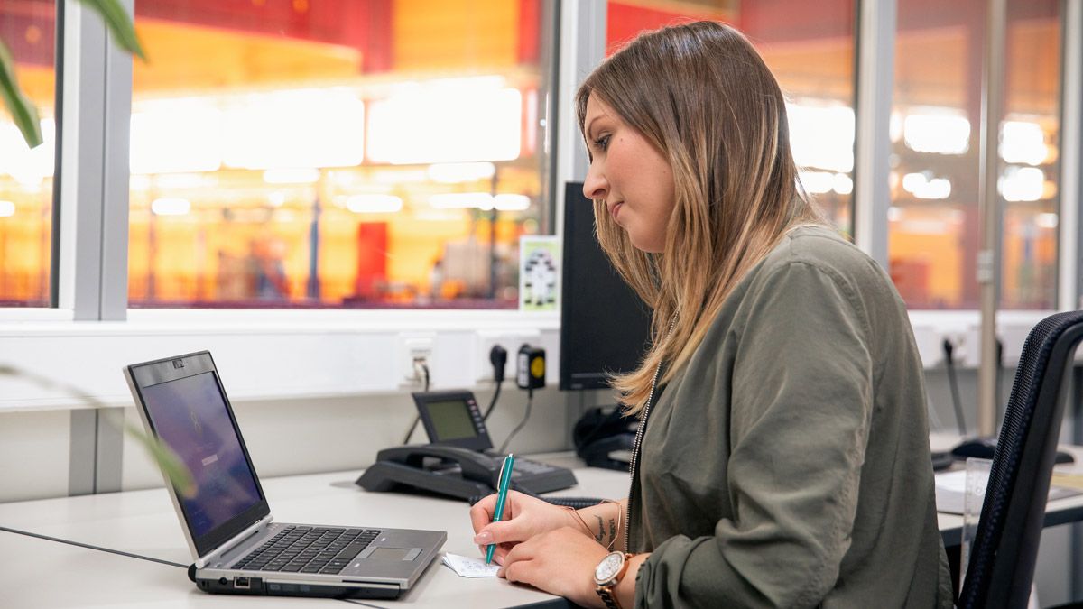 Fachkraft für Lagerlogistik in Ausbildung am Büro-Schreibtisch am dm-Logistikstandort