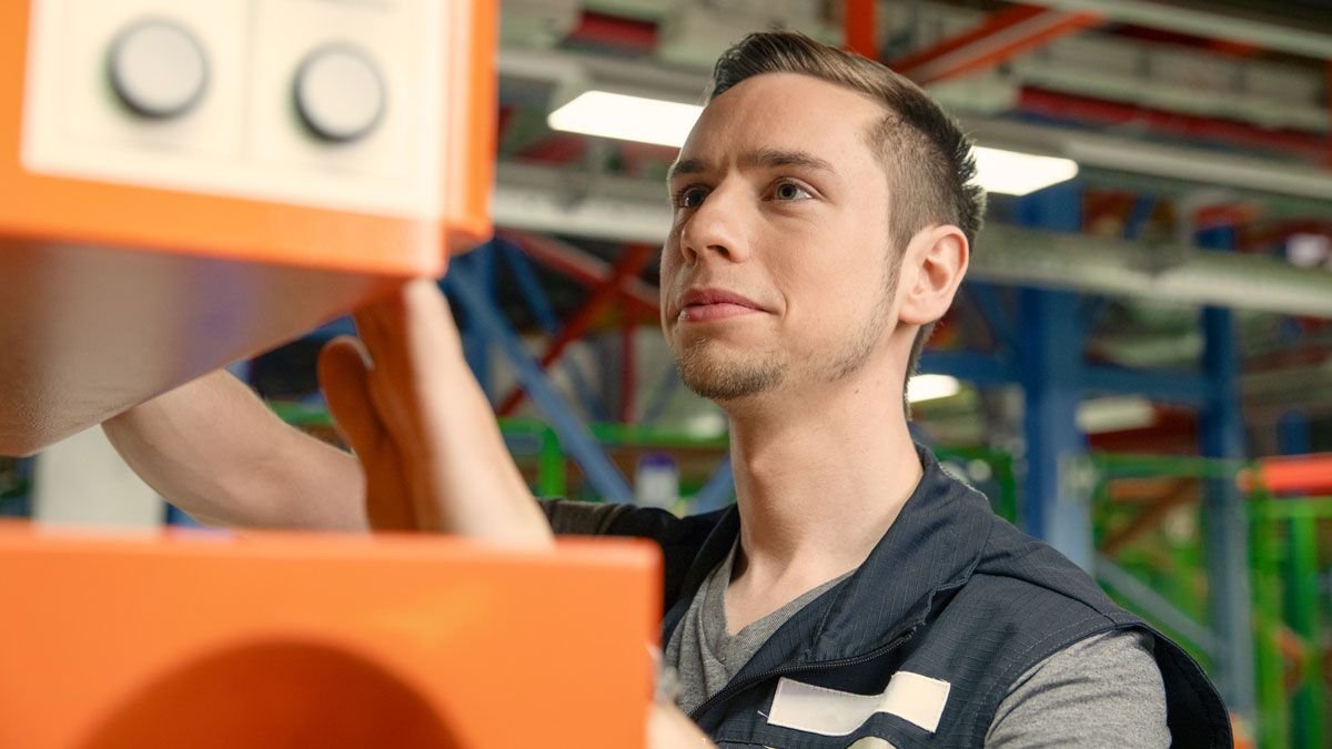 Elektroniker in Ausbildung an elektrischer Anlage im dm-Logistikzentrum