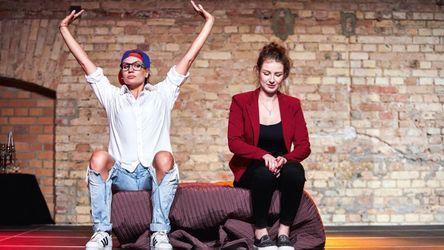 Zwei junge Frauen spielen Theaterstück im Rahmen der Ausbildung bei dm