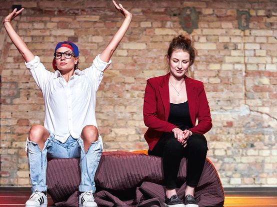 Zwei junge Frauen spielen Theaterstück im Rahmen der Ausbildung bei dm