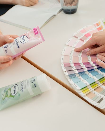 Abgleich dm-Produktverpackungen mit Pantone-Farben