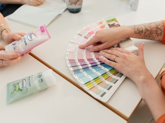 Abgleich dm-Produktverpackungen mit Pantone-Farben