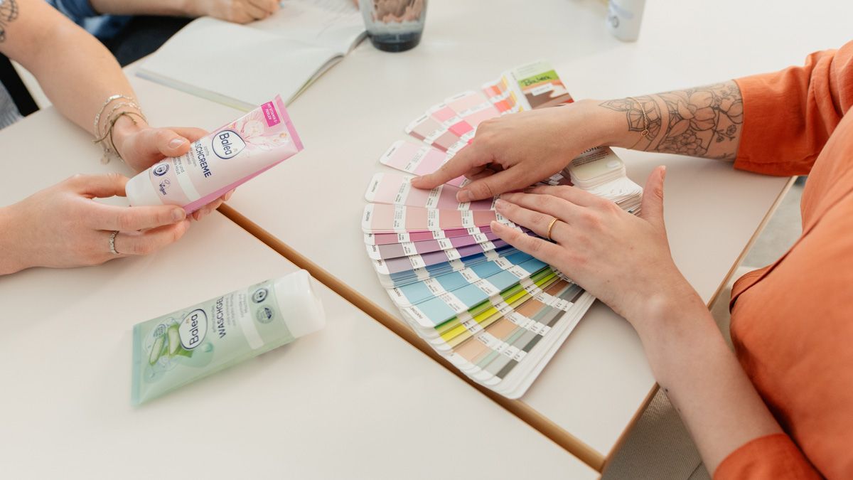 Abgleich dm-Produktverpackungen mit Pantone-Farben