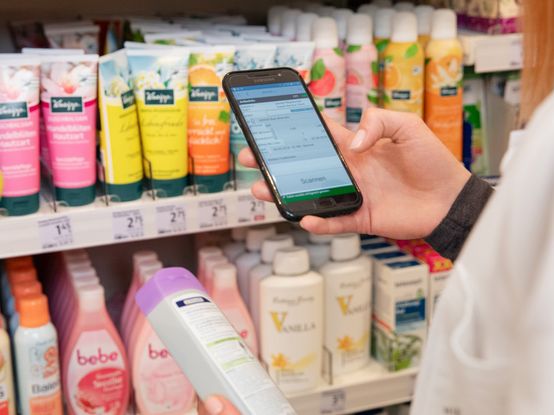 Lernling kontrolliert Warenbestand im dm-Markt