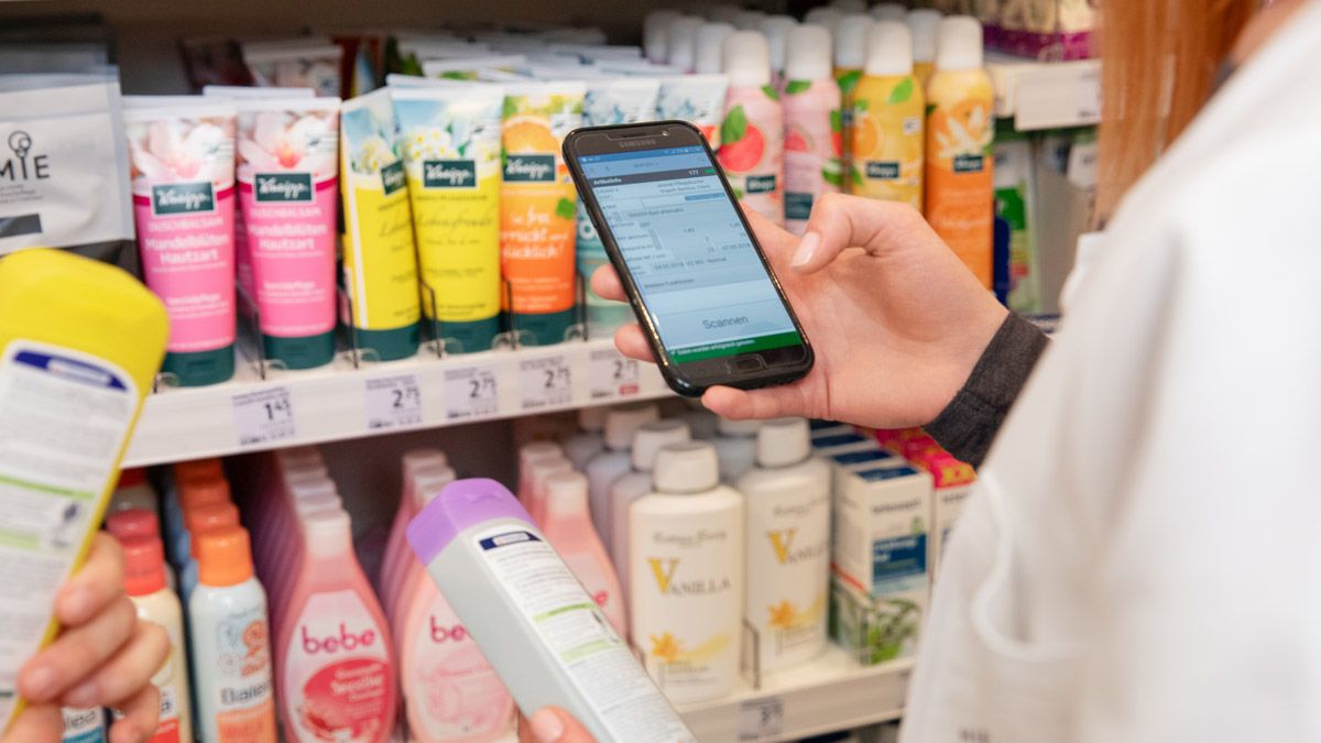Lernling kontrolliert Warenbestand im dm-Markt