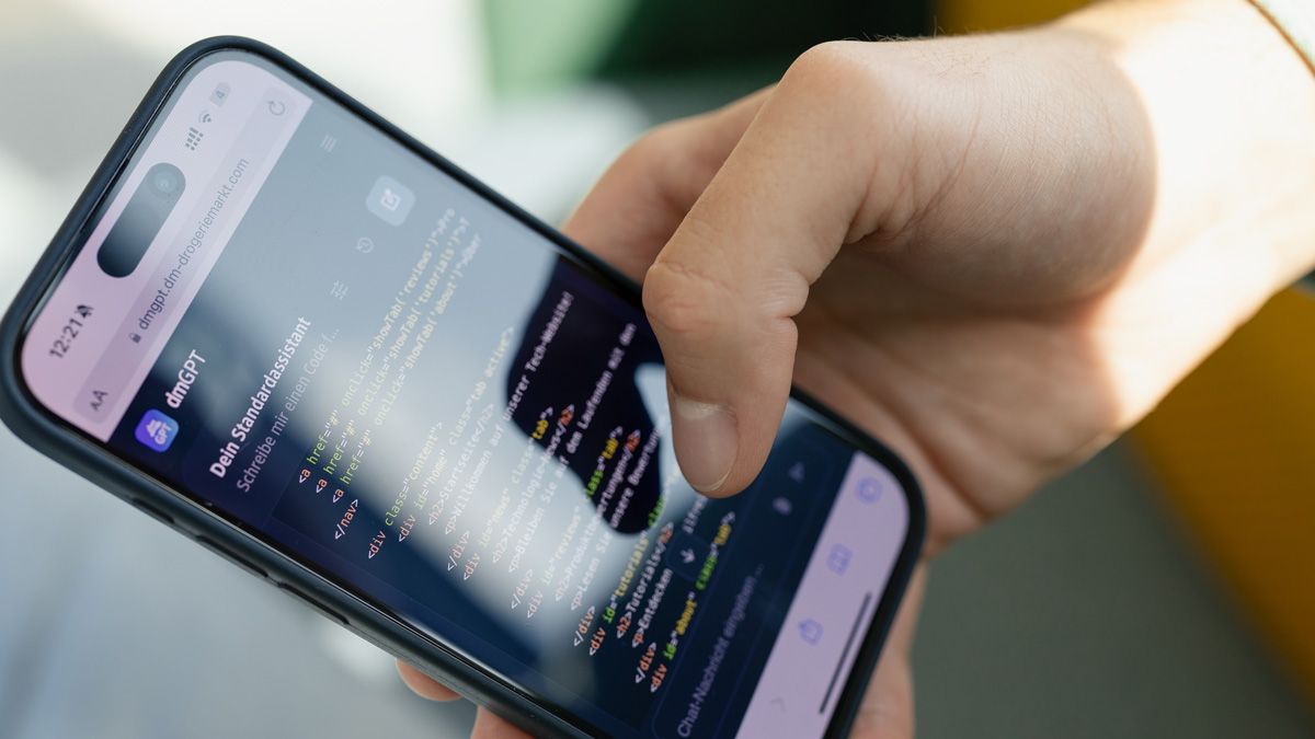Ein Smartphone mit geöffneter KI-Anwendung in der Hand