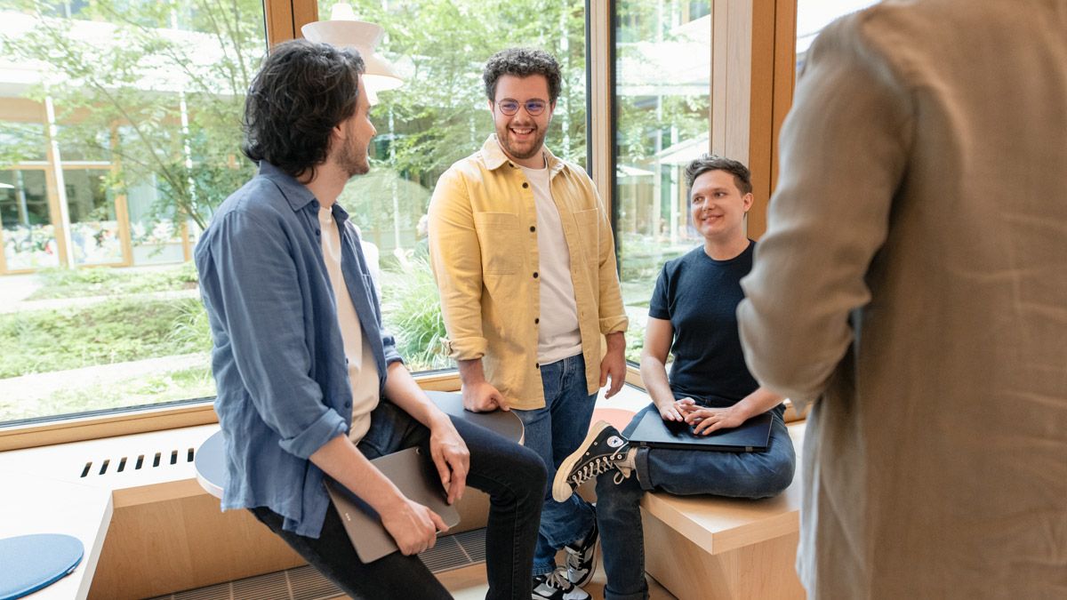 dm-Studierende im Gespräch im Flur des dm-Unternehmenssitzes