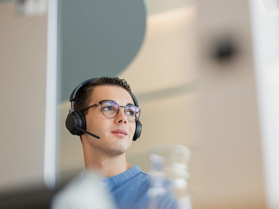 dmTECH-Studierender in Gedanken vor Computer-Bildschirm