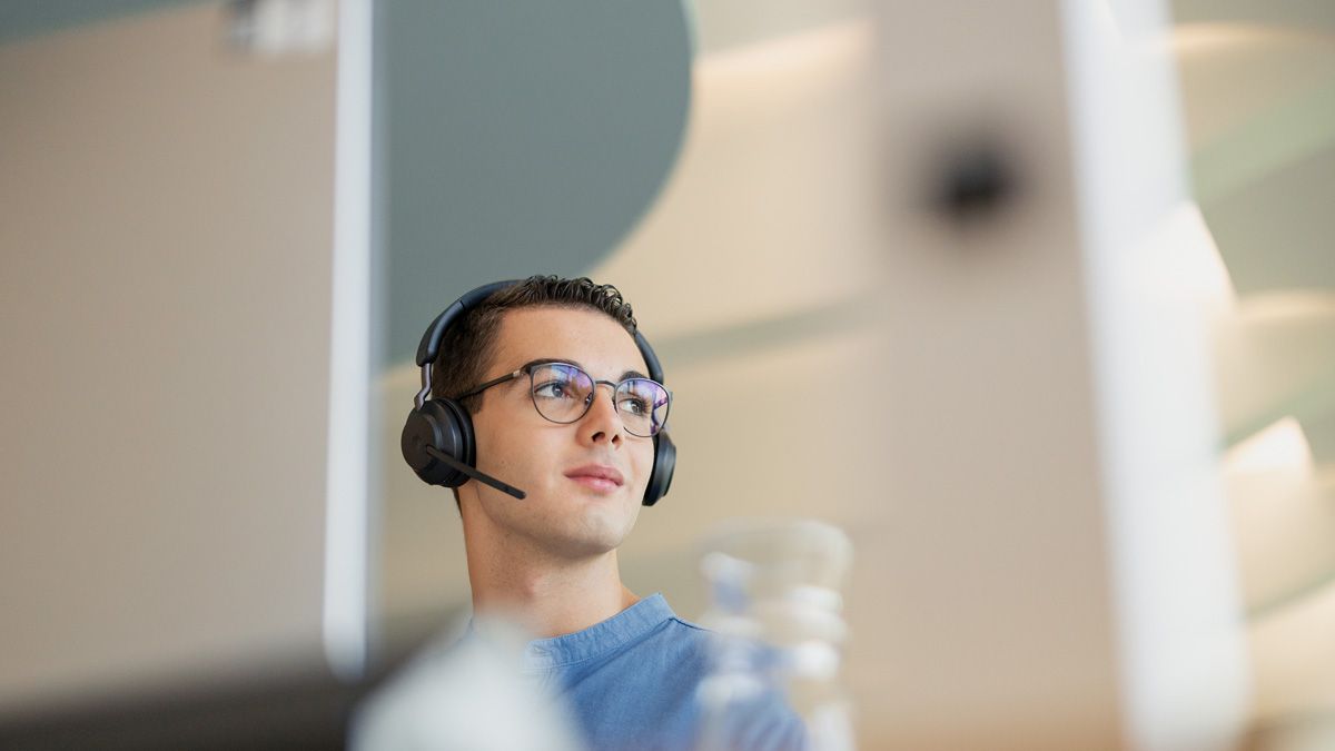 dmTECH-Studierender in Gedanken vor Computer-Bildschirm