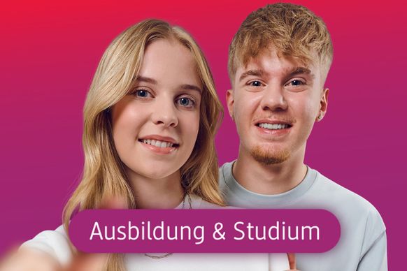 Zwei junge Menschen lächeln in die Kamera