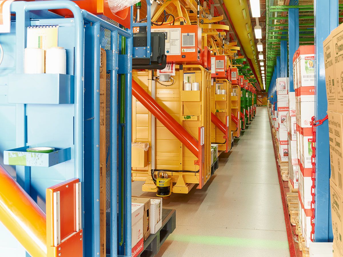 Eine Reihe von bunten Hängebahnen in einem Logistikzentrum