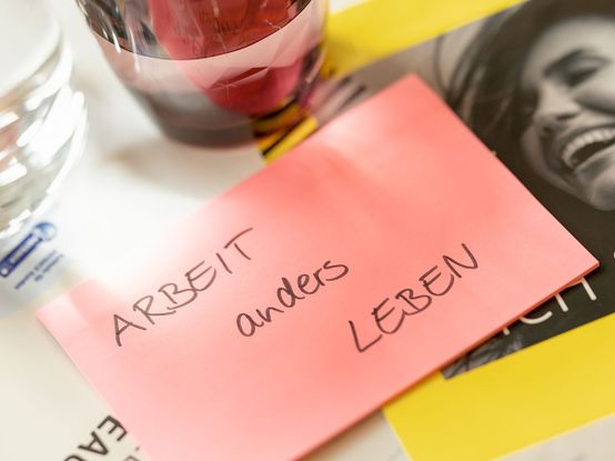 Post-it mit dem Schriftzug Arbeit anders leben