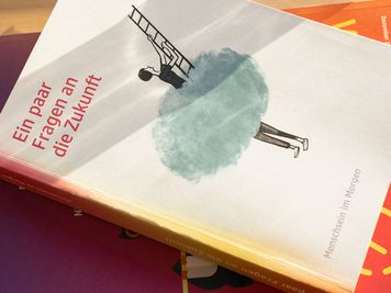 Buch mit dem Titel „Ein paar Fragen an die Zukunft“ mit einer Illustration einer Person auf einer Leiter, die in eine Wolke hineinreicht.