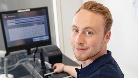 Angehender Fachinformatiker prüft Kassenanwendungen