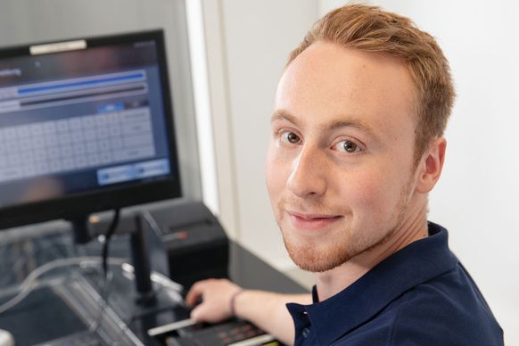 Angehender Fachinformatiker prüft Kassenanwendungen