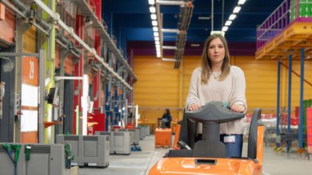 Angehende Fachkraft für Lagerlogistik auf Gabelstapler im dm-Logistikzentrum