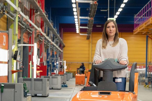 Angehende Fachkraft für Lagerlogistik auf Gabelstapler im dm-Logistikzentrum