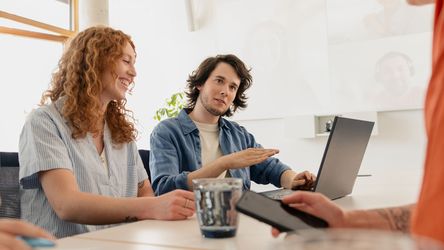 dm-Studierende im Gespräch mit Kollegen