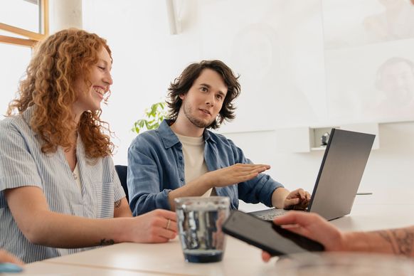 dm-Studierende im Gespräch mit Kollegen