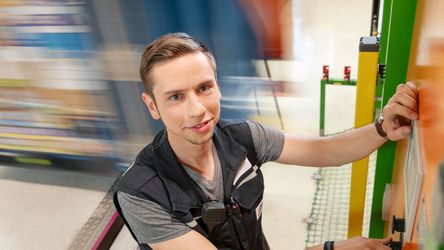Elektroniker in Ausbildung an elektrischer Anlage im dm-Logistikzentrum