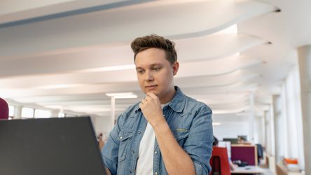 Dualer Studierender am Laptop im dm-Unternehmenssitz